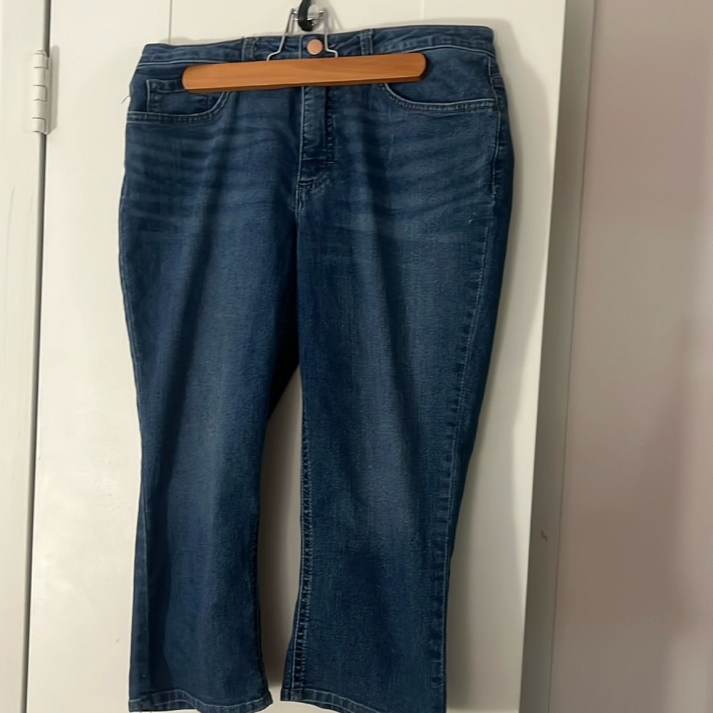 Lee Riders size 10 mid-rise capri pants in a medium wash denim